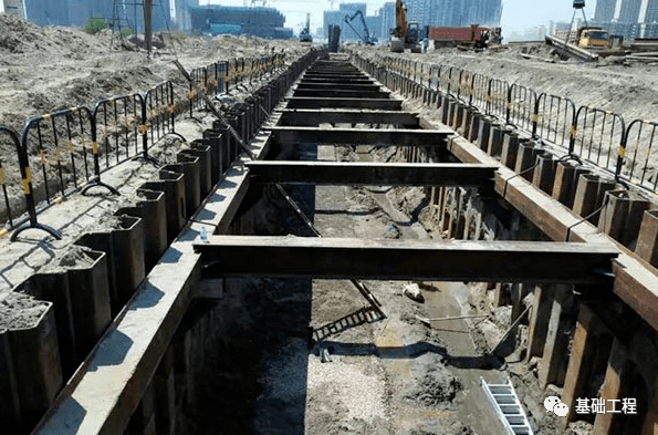 1钢板桩设计四,方案二:钢板桩施工方案(6)待工字形桩水下混凝土达到