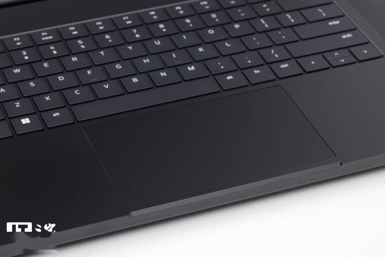 雷蛇灵刃 17 专业版评测：最强移动端 GPU，DLSS 畅玩 2K 光追