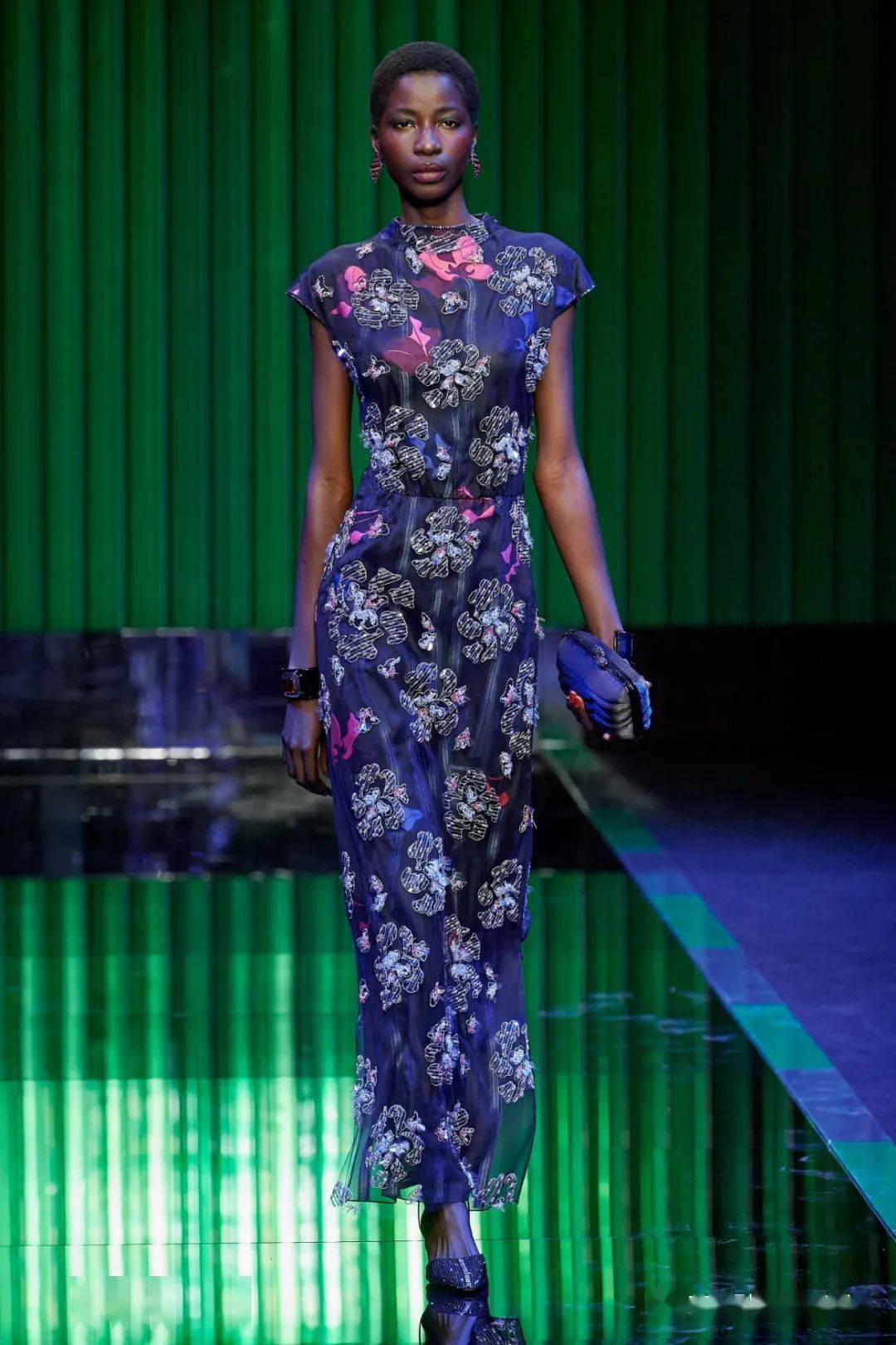 giorgio armani 2022 秋季成衣时装秀_服装_银色_主题