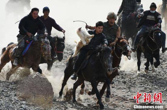 游客|新疆吐鲁番举行叼羊比赛 惊险刺激