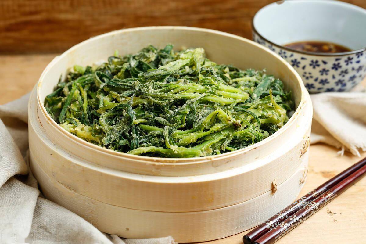 初春吃野菜,吃荠菜不如吃它,加面粉蒸一蒸,清香鲜甜,软嫩可口_包裹