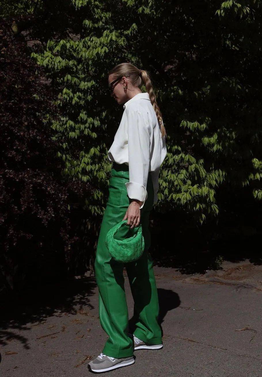 Calvin 黑白灰下岗了！2022春夏必穿蜂蜜绿！时髦高级，显白炸了！