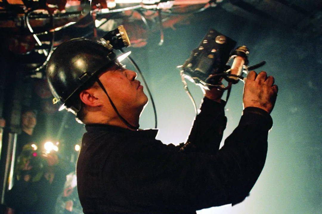 地质瓦斯顶板三位一体立大功