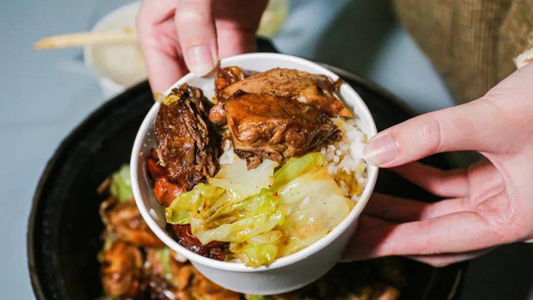 火了17年全凭一只姜母鸭!从两张桌子到六家门店,老厦门人都吃过它!