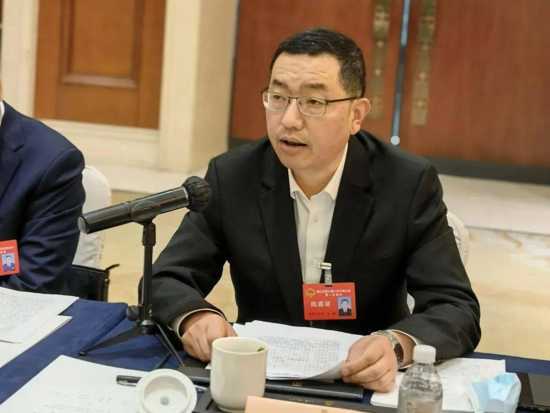 群策群力话发展为跑起来的新镇江贡献更大扬中力量扬中代表团热议市