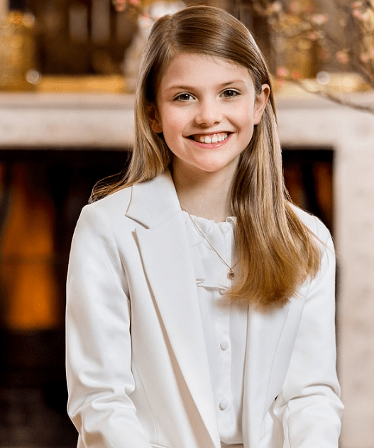 瑞典王室晒出了她的近照,一身白色西装的小公主,越发端庄可爱.