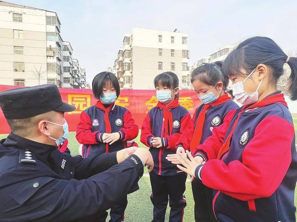 開學第一課的主題是安全市逸夫小學開學第一課的主題是安全.