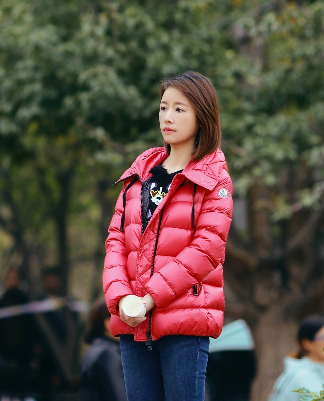 林心如客栈换新装,穿卫衣搭配小熊外套活力十足,说她43岁谁信呐_造型