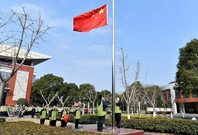 本次升旗仪式由高一(6)班的钱娜和顾一楠主持.