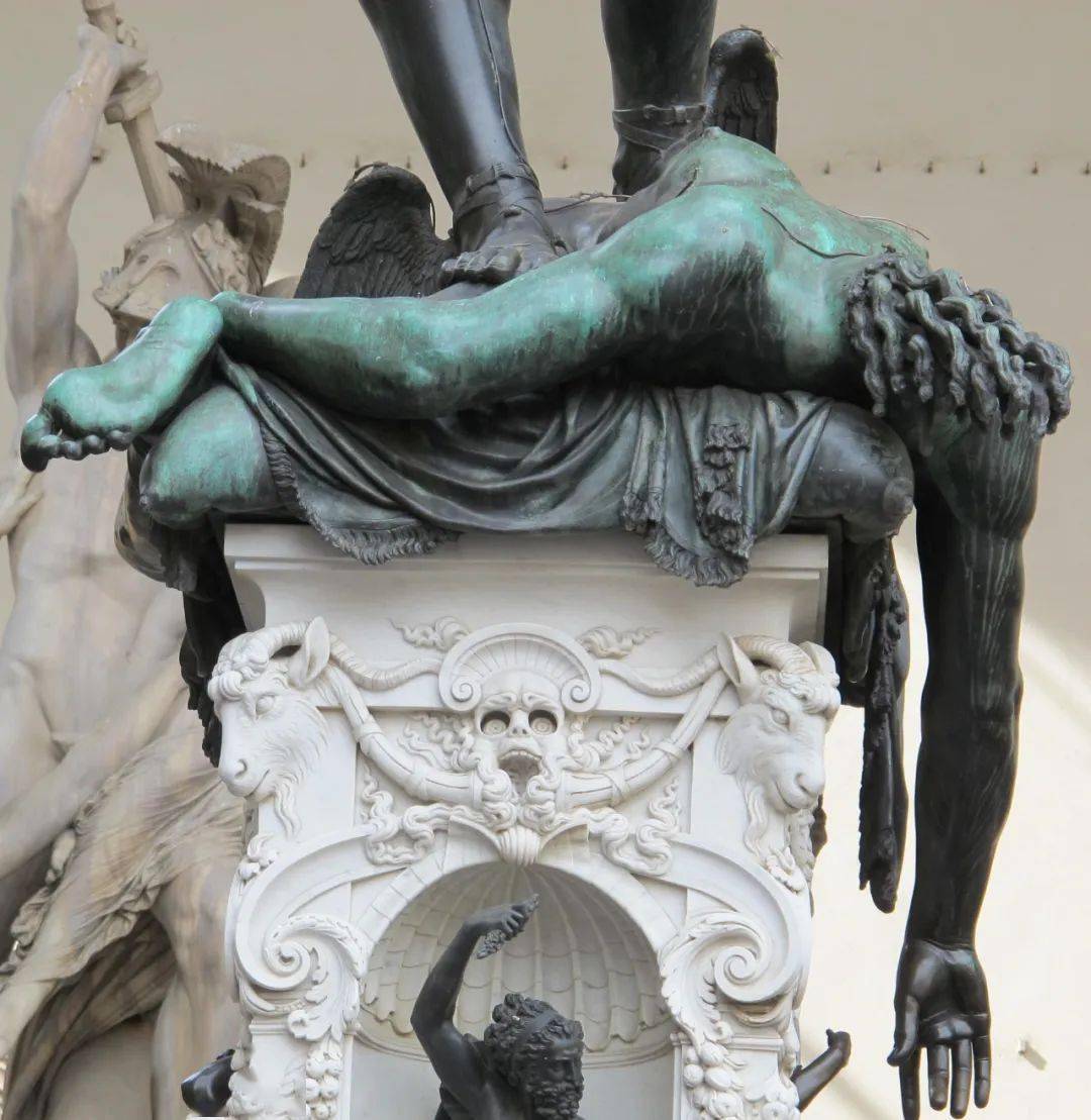 一个蛇蝎女人的变形记_美杜莎_贝尼尼_世纪