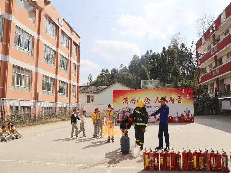 腾冲大队深入明德小学开展开学第一课消防宣传活动