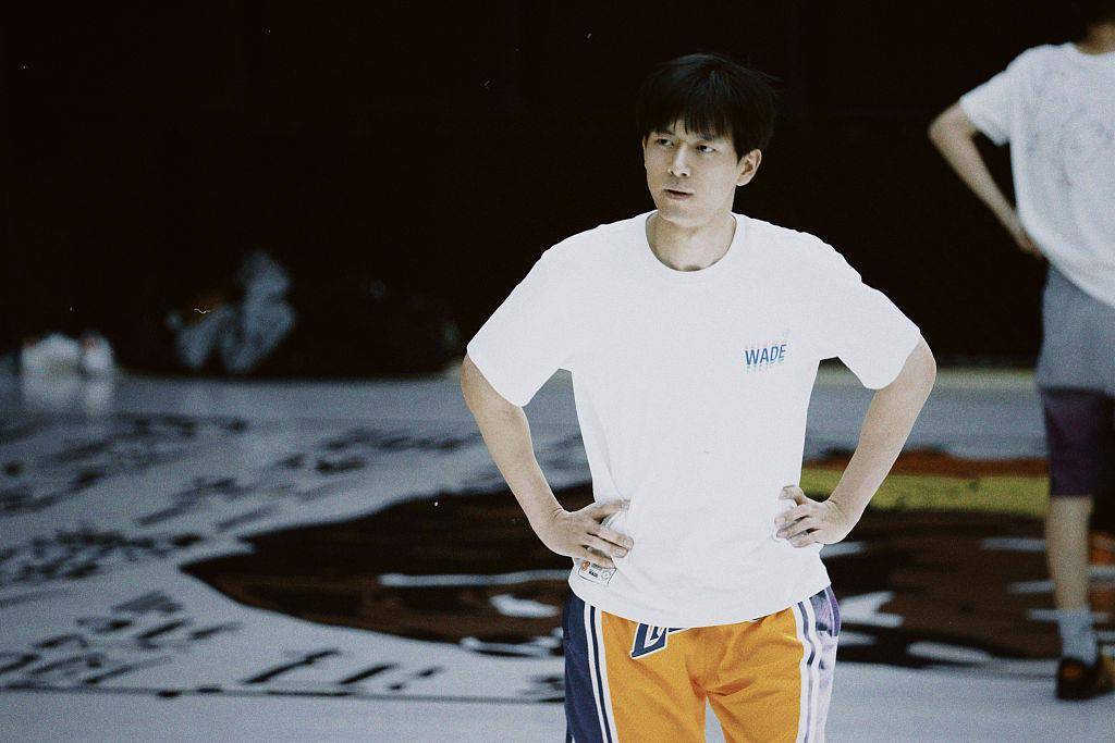 李现发布一组篮球随拍活力动感青春洋溢