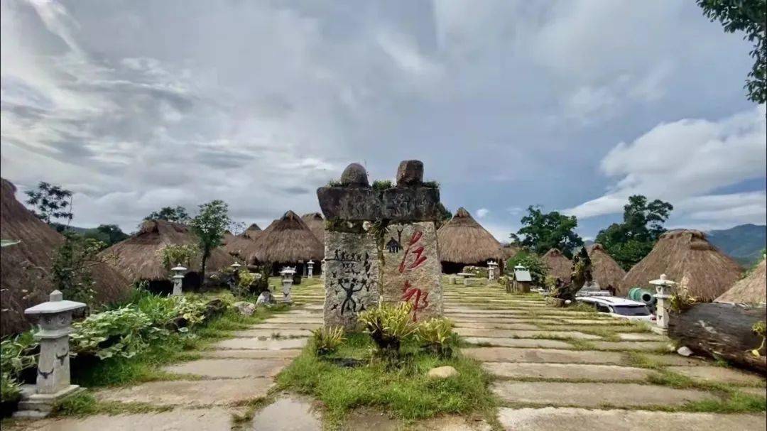 佤族原始部落"活化石"——左都古寨_澜沧县_茅草屋_服饰