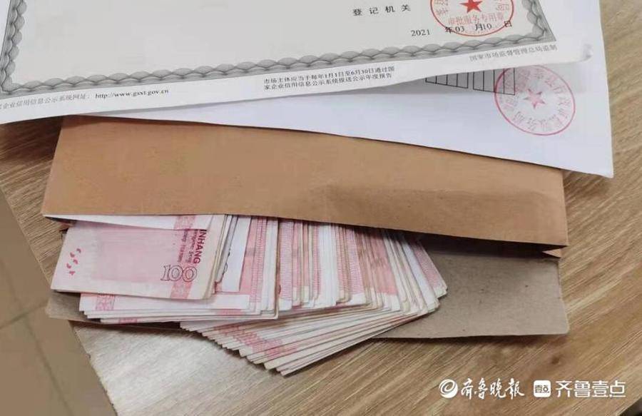 万元现金和营业执照失而复得他给莘县车管所民警送上锦旗感谢信