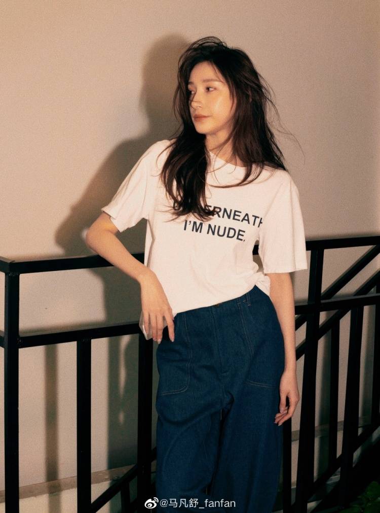 马凡舒晒最新写真九宫图_直播_社交_媒体