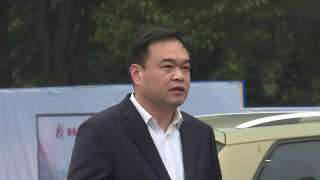 【欢聚神州瑶都 共享民族盛会】吴军臣带队检查县民族体育馆改建工作