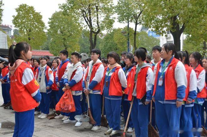 桃源县二中开展青年志愿者学雷锋清扫服务行动