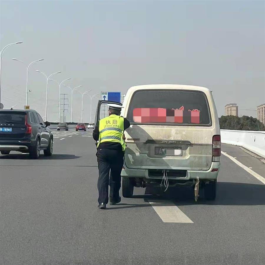 麵包車拋錨;暖!交警來解困_李超_高架_車輛