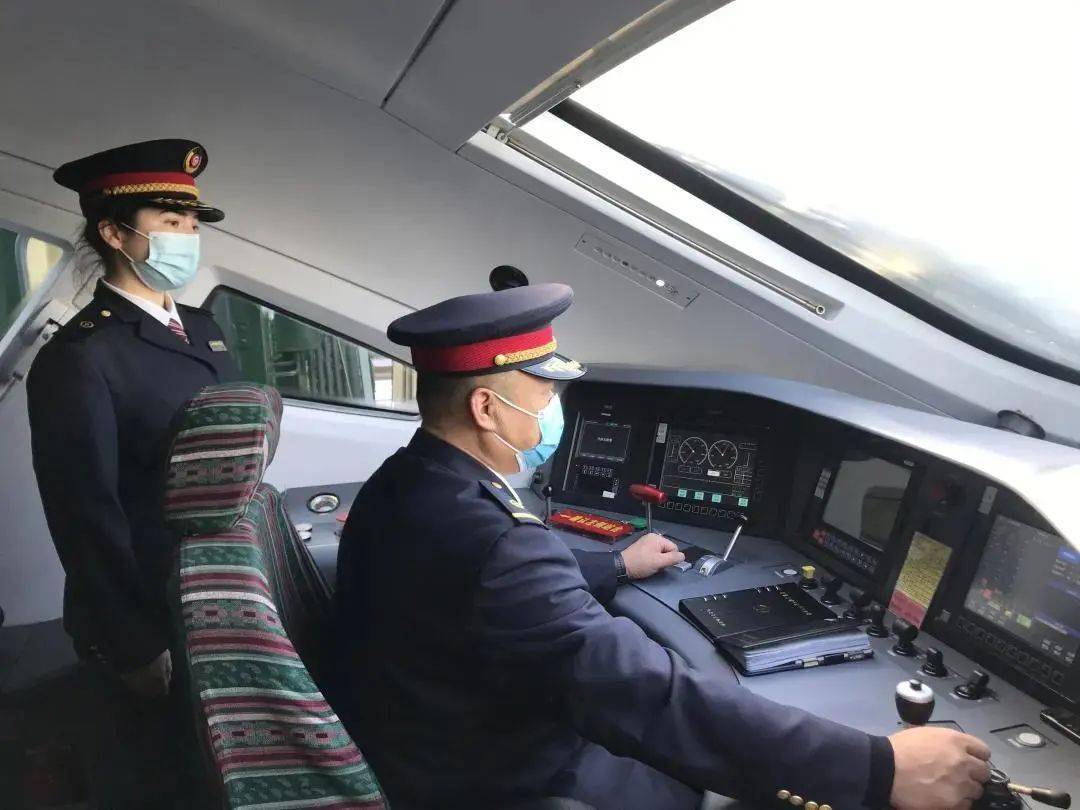 加强检查,狠抓标准落实//机车乘务员严格落实《乘务员一次作业标准》