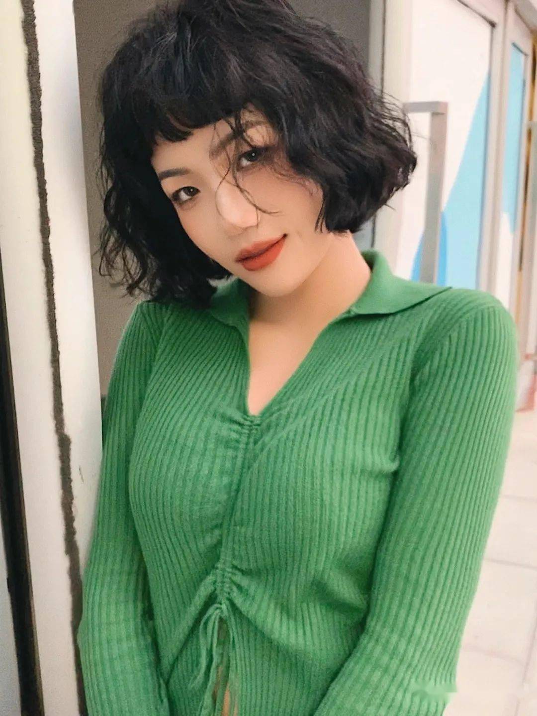 "短发烫个卷"2022超显气质超流行,这么好看你还不烫?_发型_刘海_女人