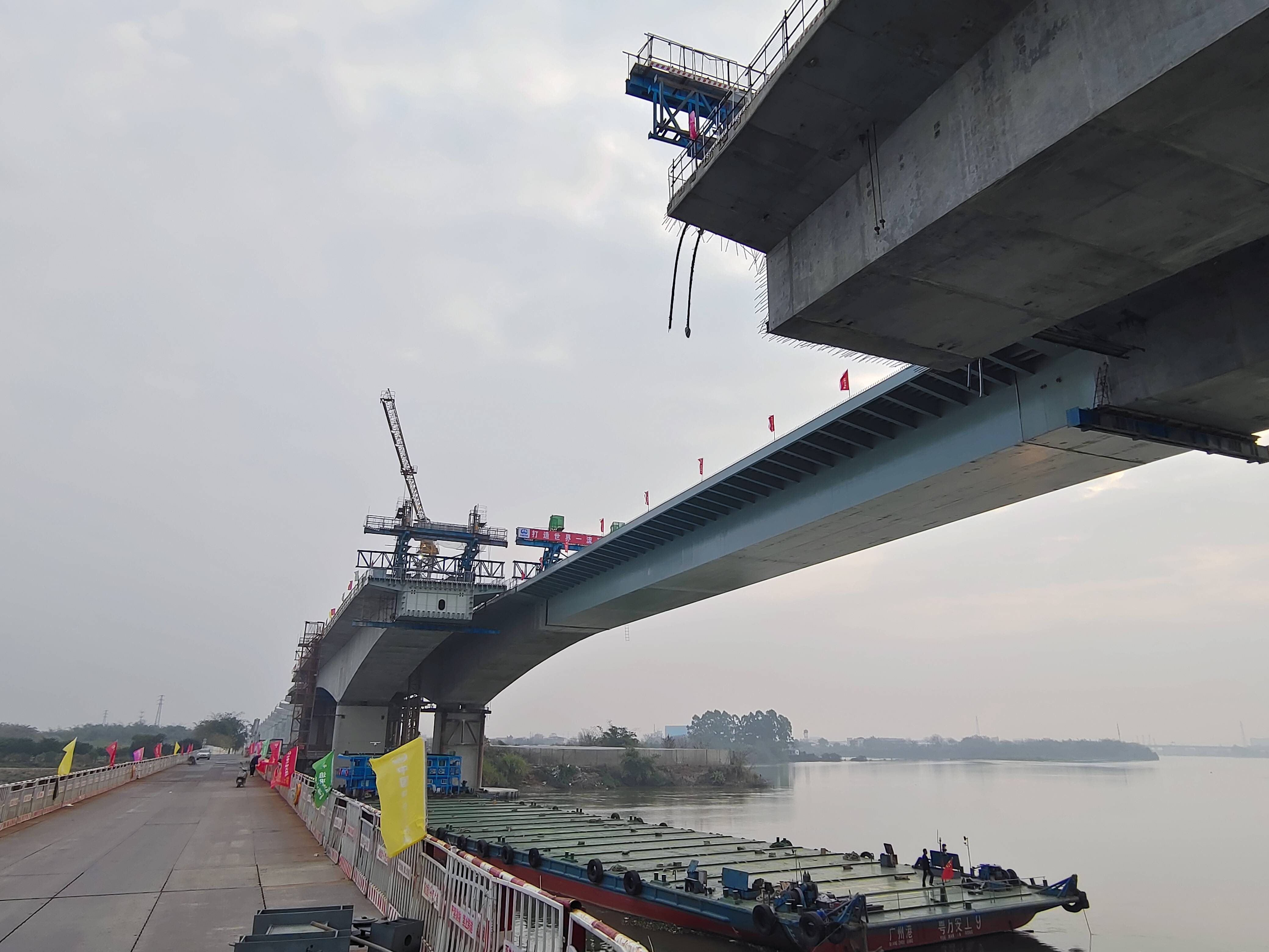 佛山龙翔大桥主航道桥顺利吊装75米钢箱梁