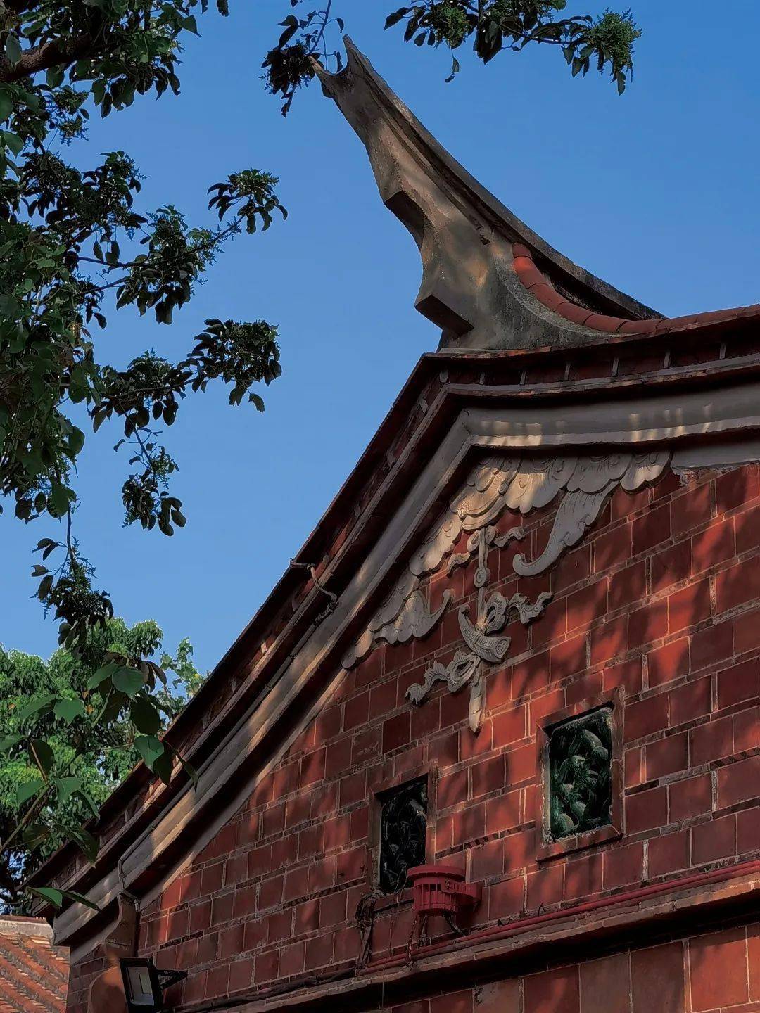 雕刻着历史的花瓣保留着明清时期的闽南建筑特色皇宫式的"四合院落"建