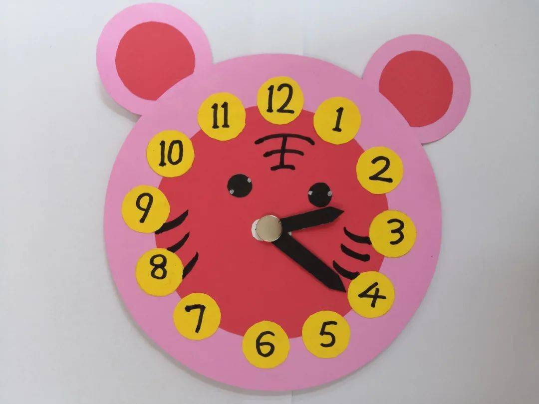为孩子所喜爱,引导学生运用造型元素进行时钟的造型设计与装饰,感受不