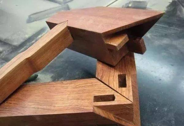 榫,俗称榫头,所指木构件上凸出的部分;卯叫做榫眼,卯眼,所指安装榫头