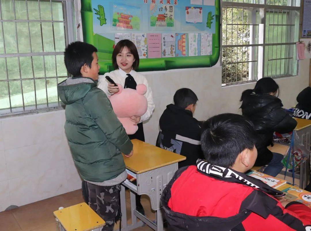 我校研支团赴西塔小学讲授微团课