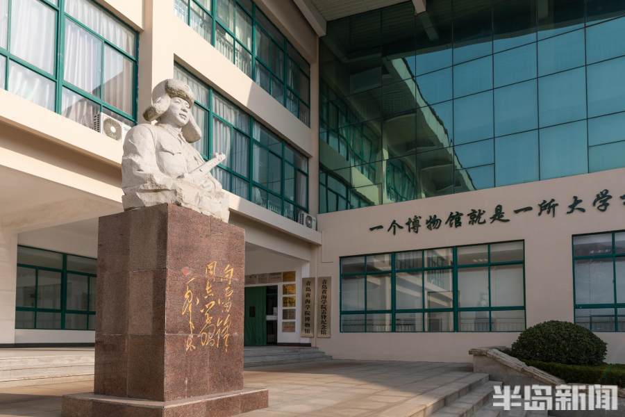 青岛黄海学院雷锋纪念馆青岛黄海学院雷锋纪念馆里雷锋的各种宣传品