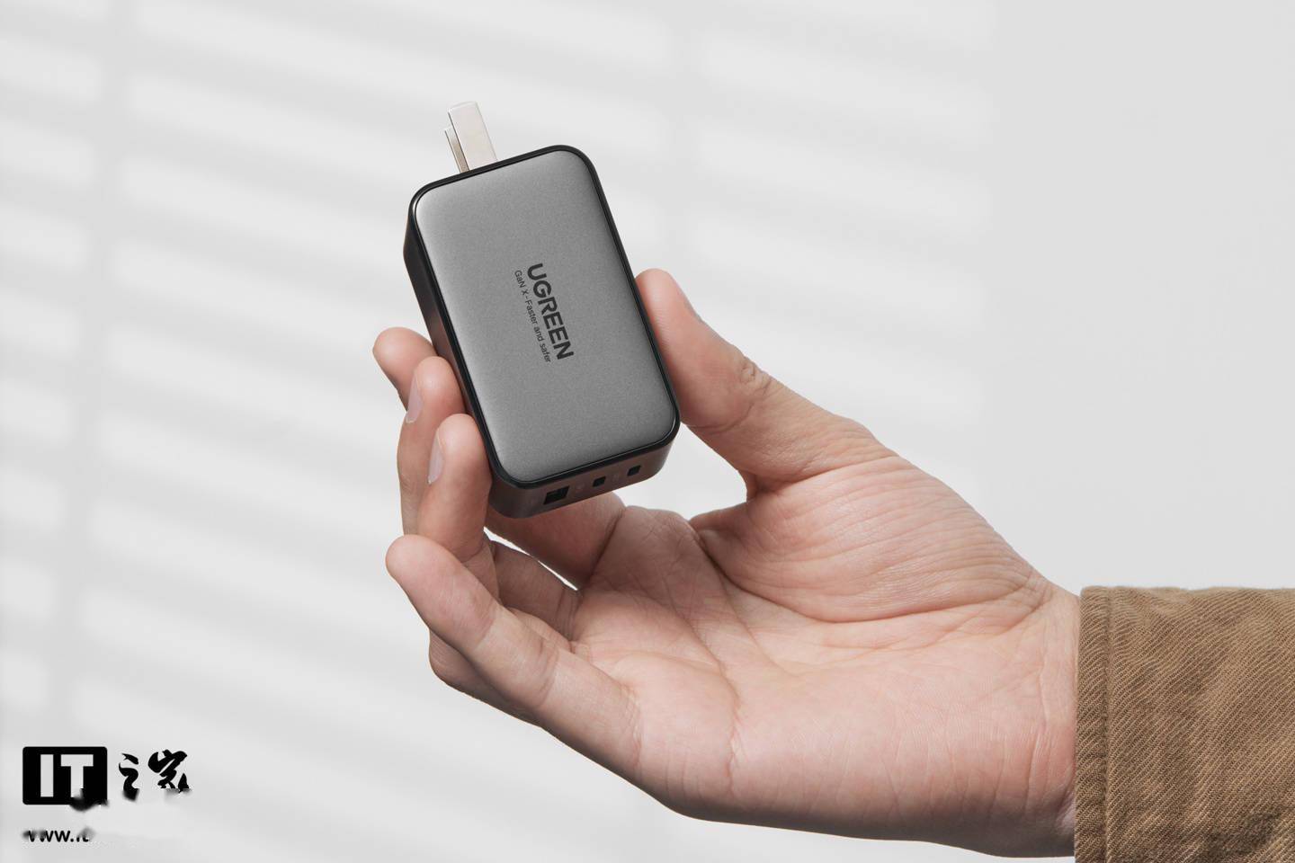 【IT之家开箱】绿联“小口红”氮化镓 65W 快速充电器图赏：小巧