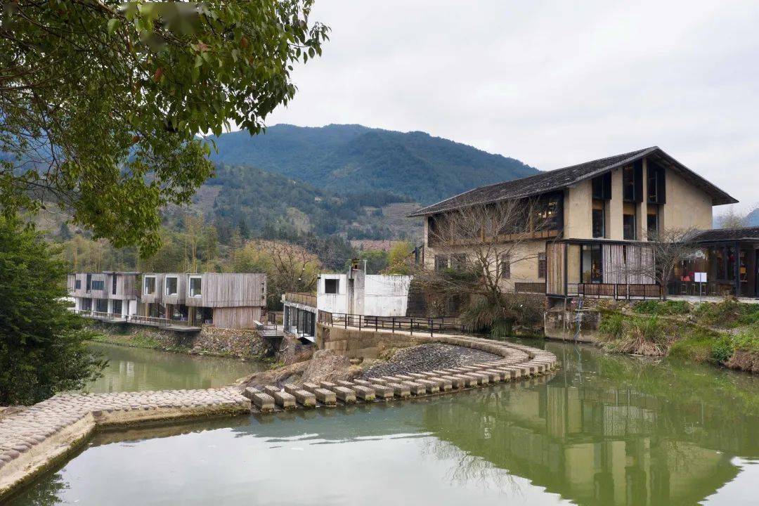 桃花溪畔,还有极具特色的民宿可以提前预约.