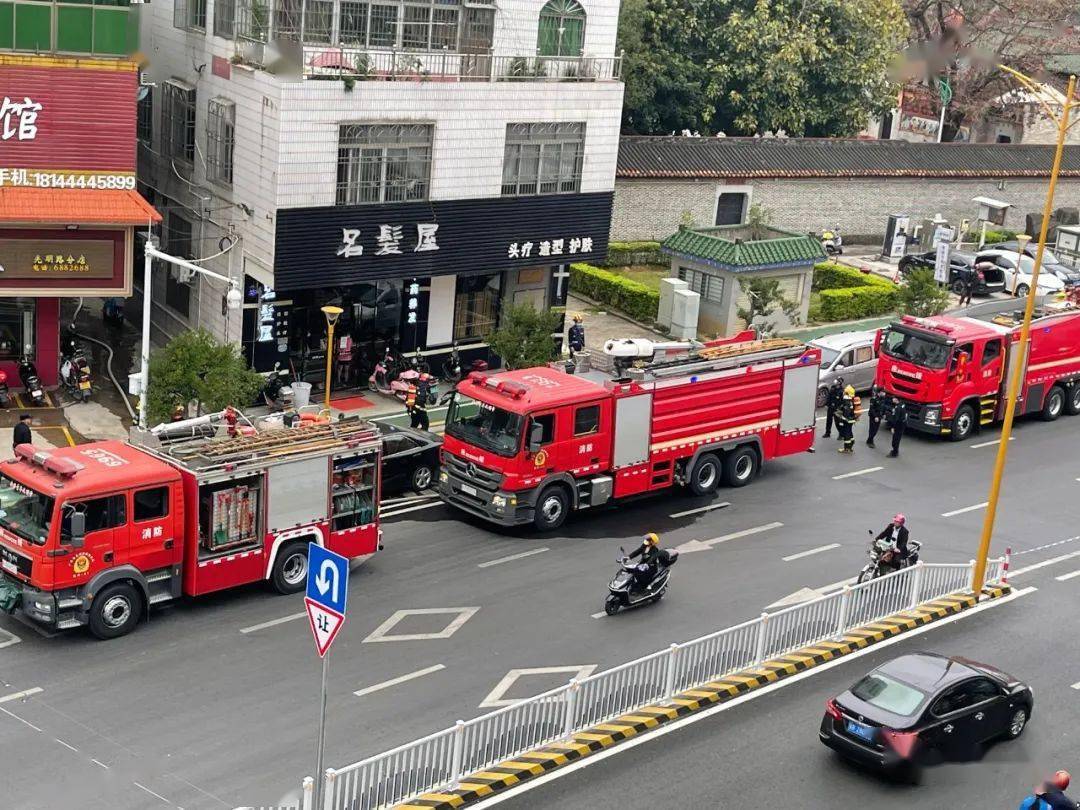 紧火高州一居民楼发生火灾3台消防车紧急出动