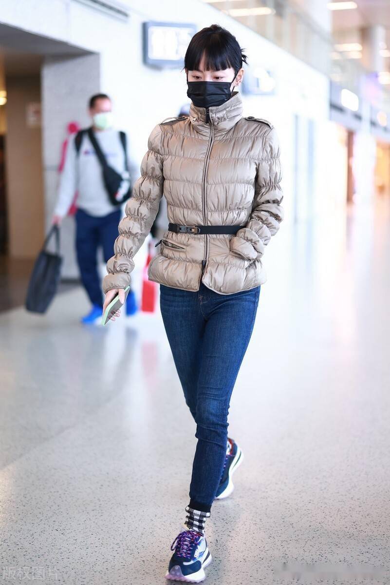 张嘉倪身穿收腰棉服搭牛仔裤现身机场分叉齐刘海可爱迷人
