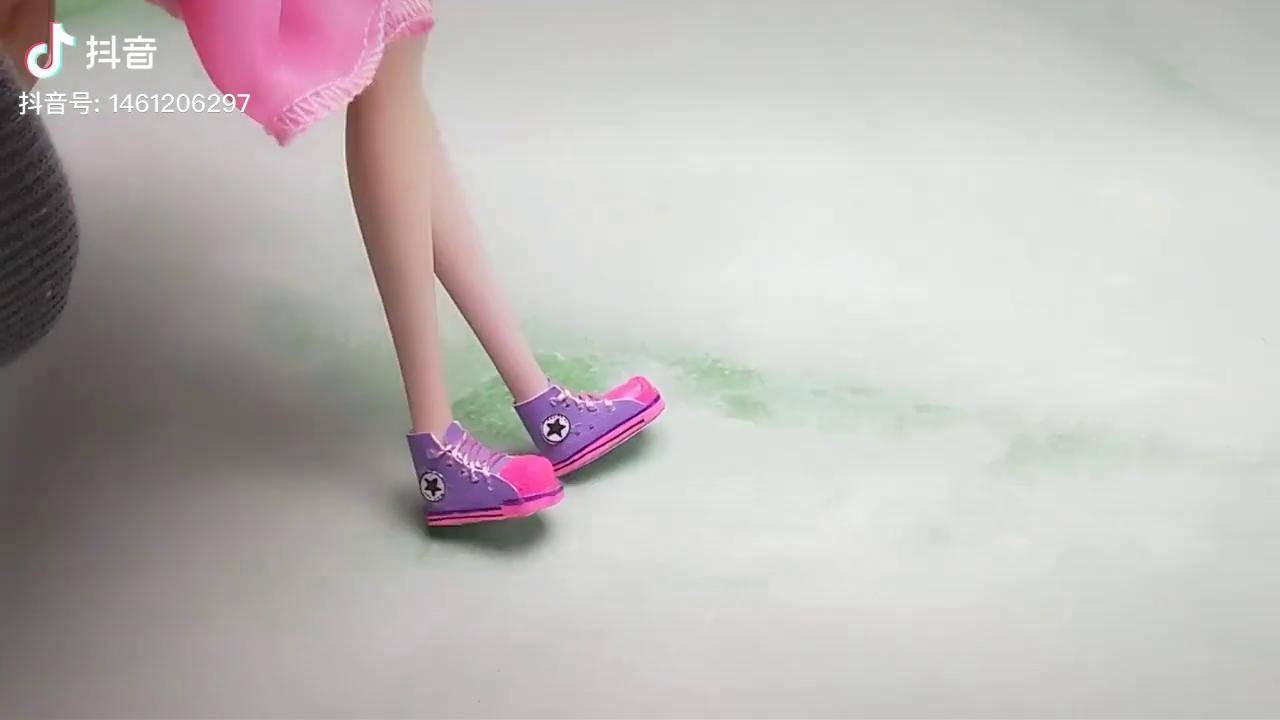 叶罗丽娃娃的迷你运动鞋很简单一学就上手女孩们很喜欢