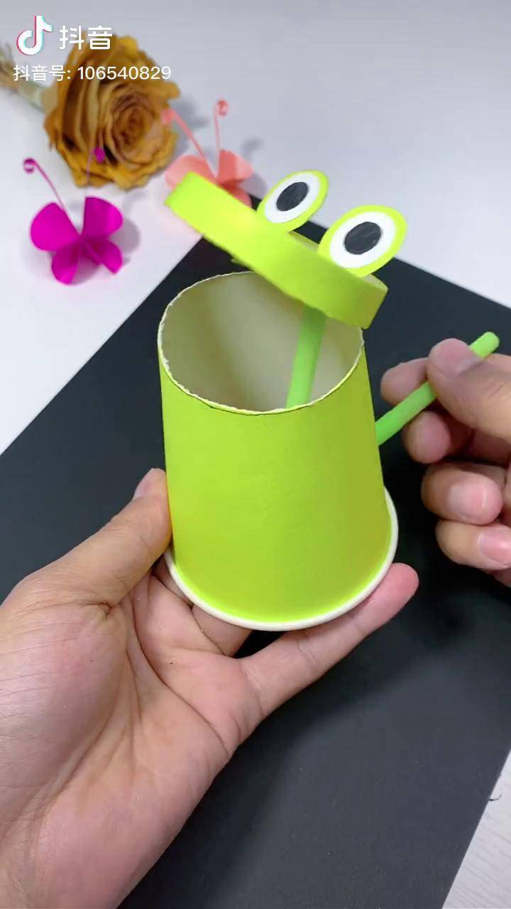 用纸杯做个可爱的小青蛙孩子很喜欢玩哦亲子手工幼儿园手工自制玩具