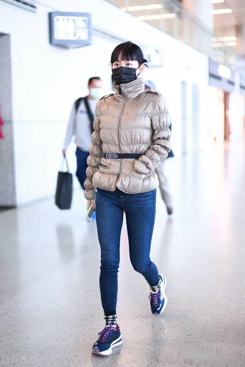 张嘉倪身穿收腰棉服搭牛仔裤现身机场分叉齐刘海可爱迷人