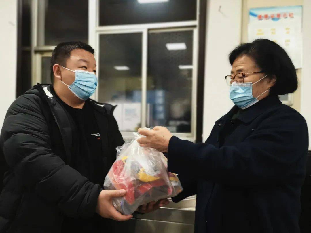 邢如瑞董事长向疫情封控区内的启航教职员工捐赠一批生活物资_防控