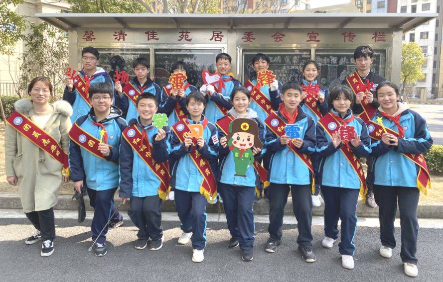 乐之中学团员师生携手组成了一支志愿者队伍,他们兴致昂扬整装待发