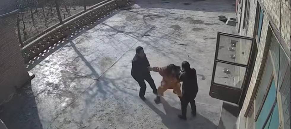 “拿不出50万彩礼女友被拖走”当事人：已领证，婚礼晚些办