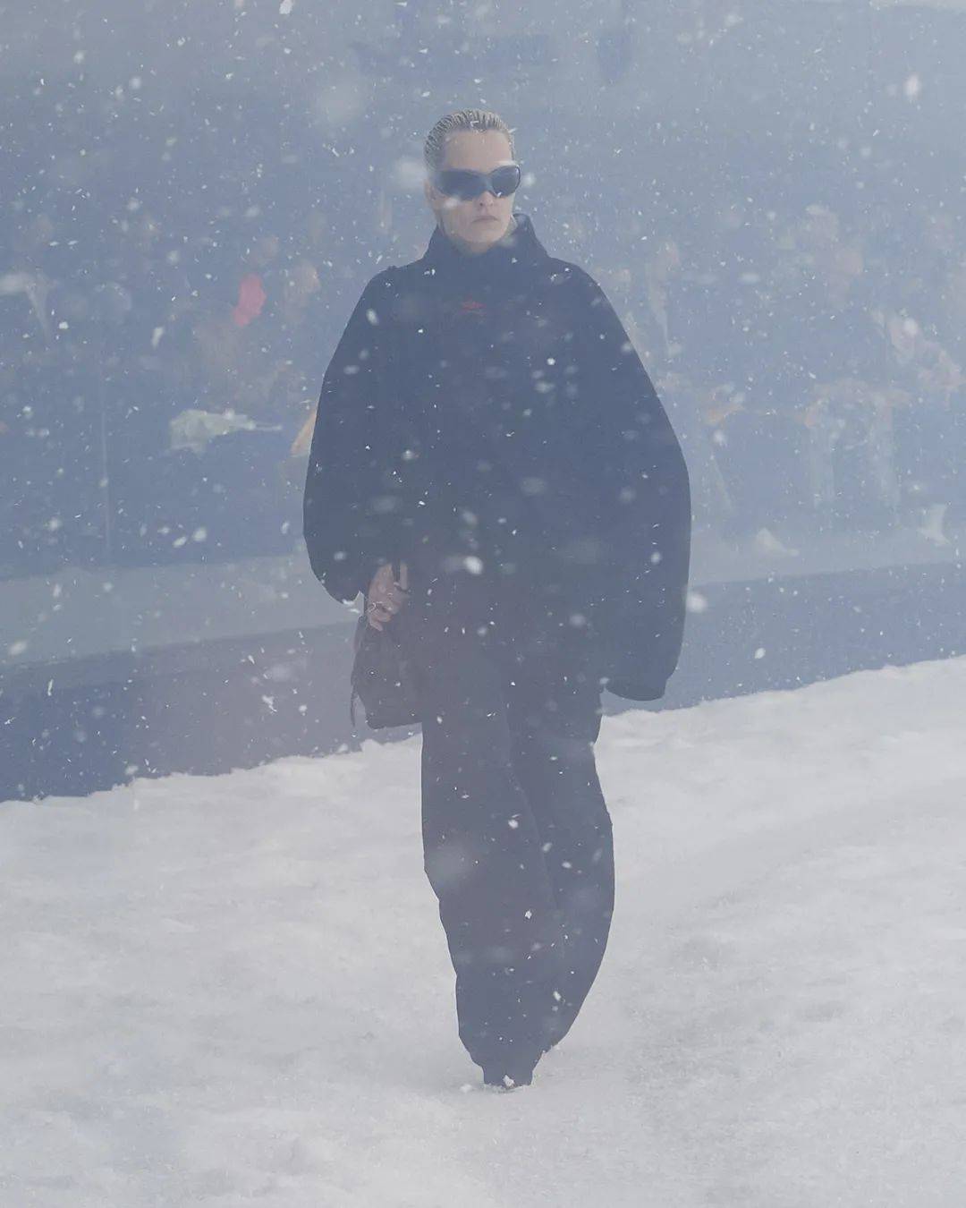 服装BALENCIAGA冒雪走秀，想传达什么？