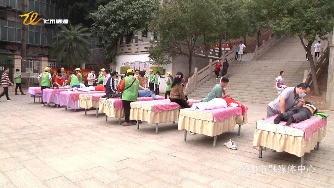 协会组织开展"践行雷锋精神"主题日服务活动_市人民医院_按摩_群众