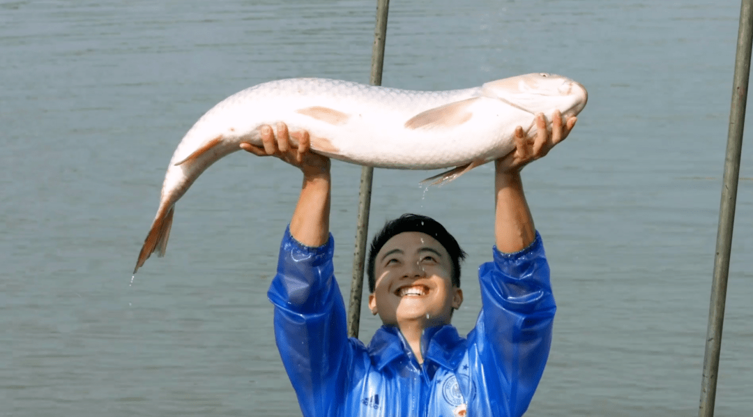 养殖户养大鱼赚到钱渔二代满腔热爱科技创新助推现代渔业发展