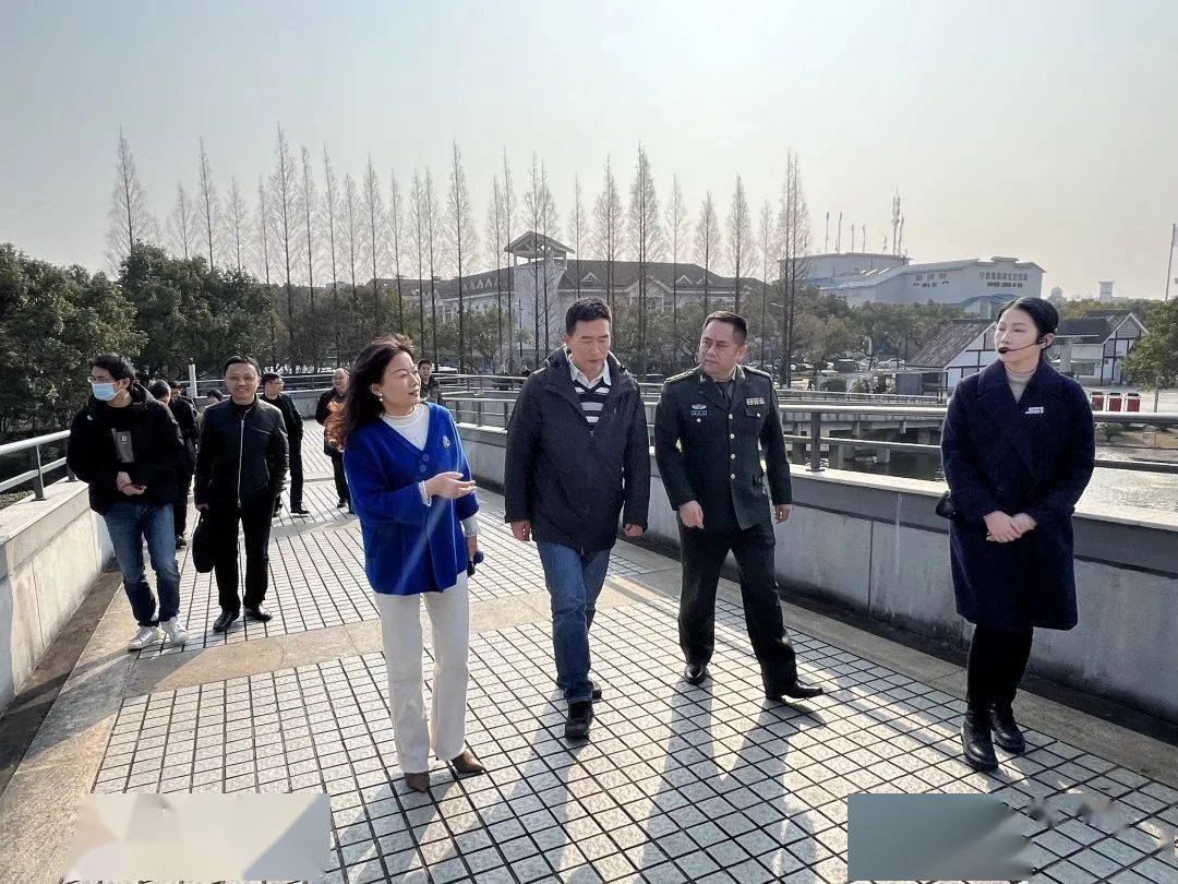 镇海区委常委穆伟军,镇海区发改局党委书记,局长宋琪等领导的陪同下