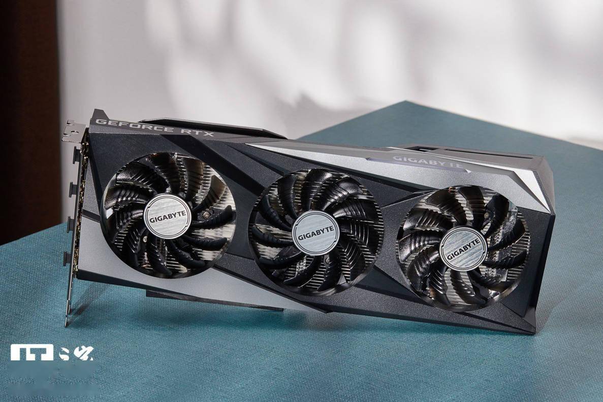 【IT之家开箱】技嘉 GeForce RTX 3050 GAMING OC 魔鹰 8G 图赏