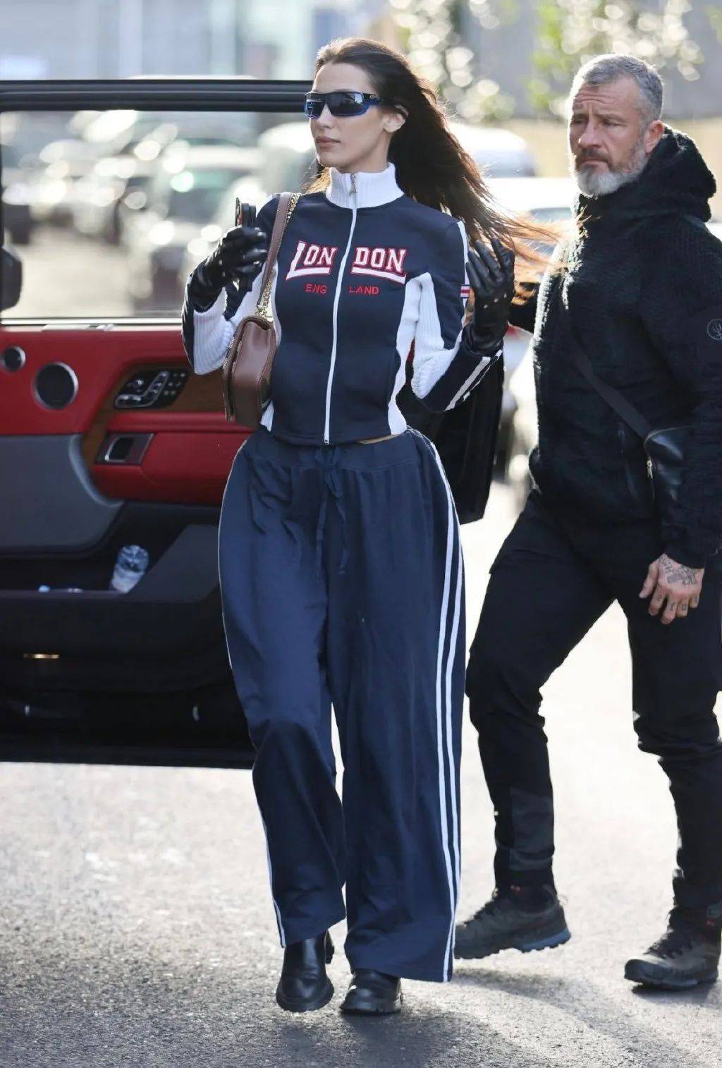 服装下周穿什么 | Bella Hadid带男友在时装周溜达，我却爱上她的短上衣