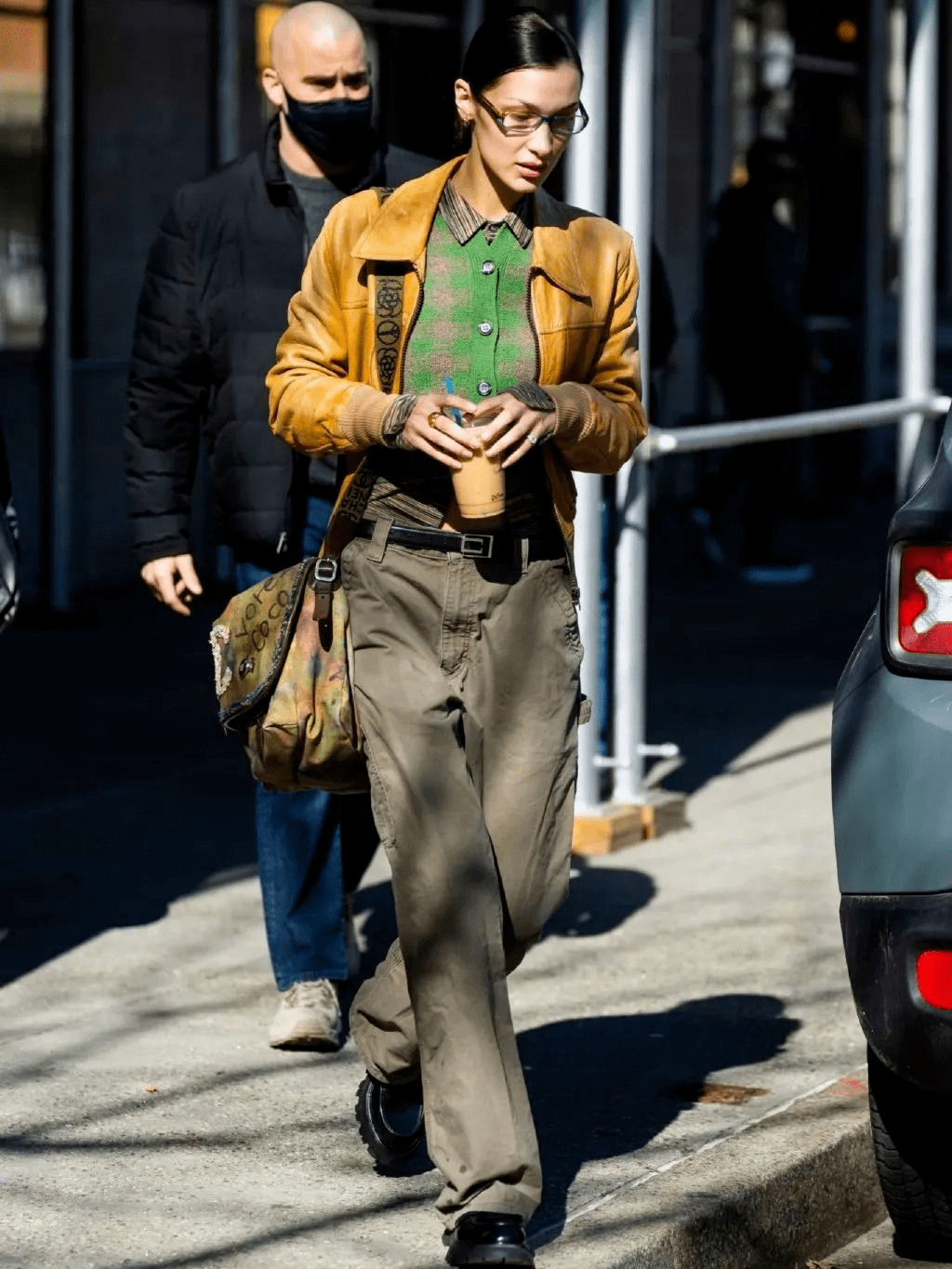 服装下周穿什么 | Bella Hadid带男友在时装周溜达，我却爱上她的短上衣