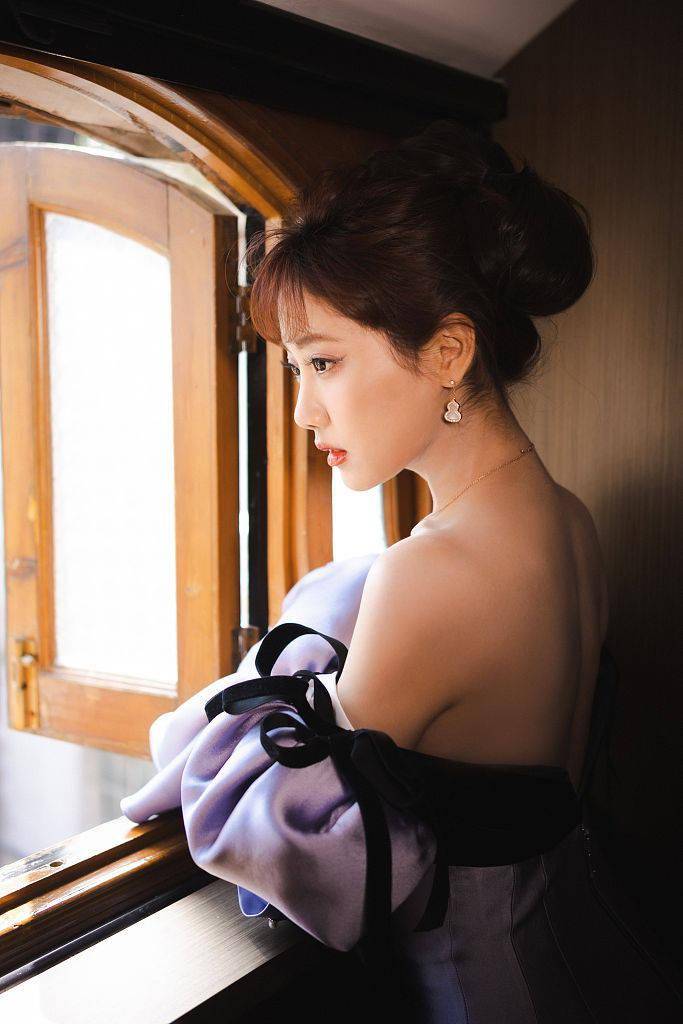 着紫色缎面礼服裙化身在逃公主_写真_极品_李艺彤