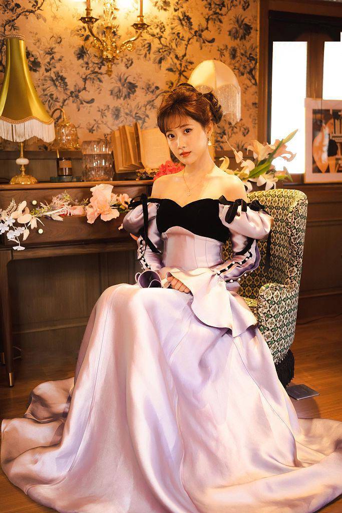 着紫色缎面礼服裙化身在逃公主_写真_极品_李艺彤