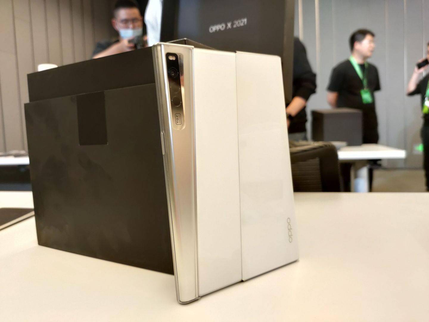 OPPO 卷轴屏旗舰手机曝光：冲击万元高端价位